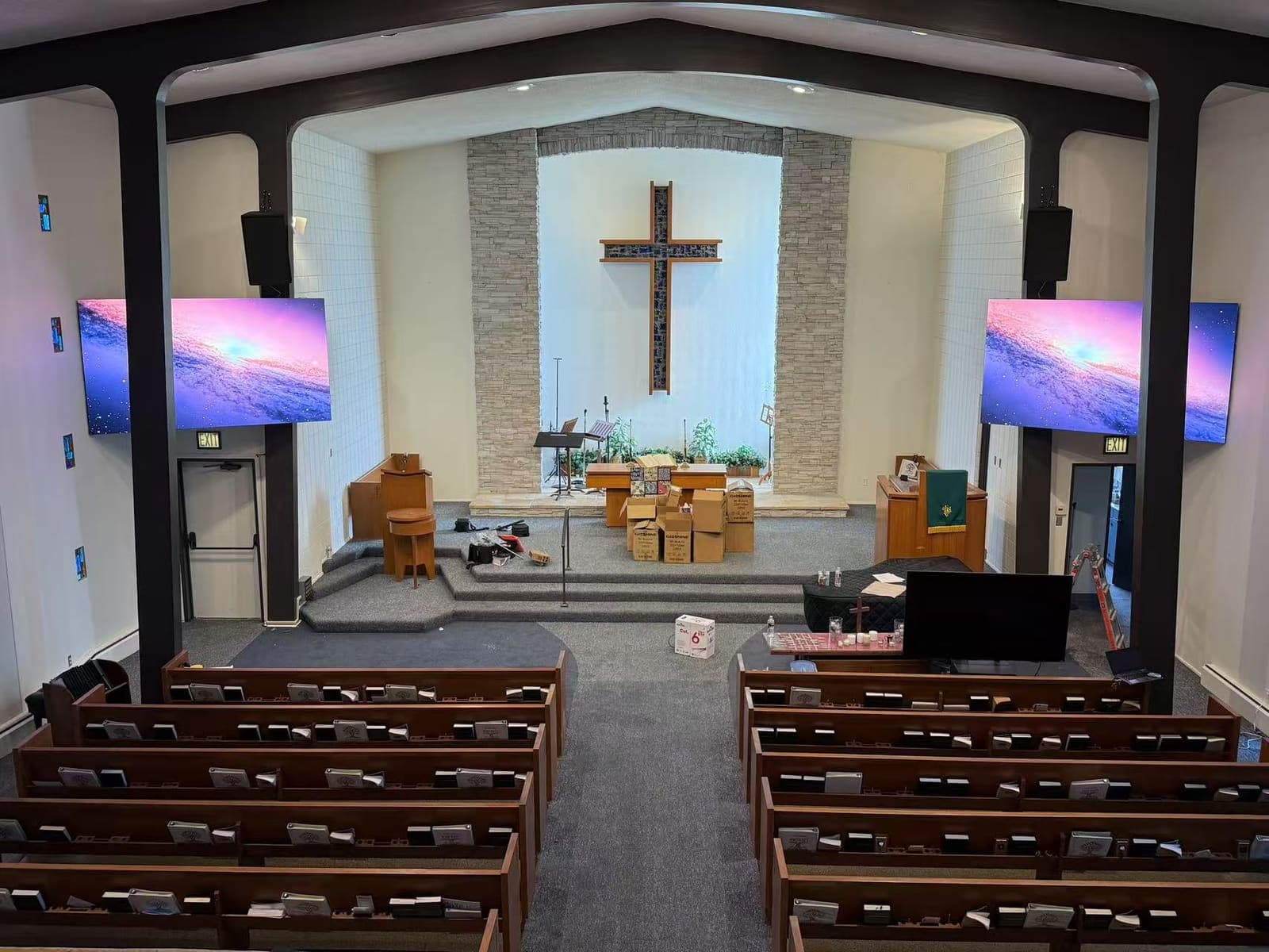 Two side screens flanking the chancel